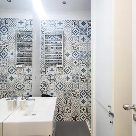 Pleasant Bedrooms In Shared House In The Center Of Praca Da Figueira ホームステイ *