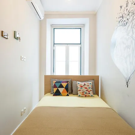 Pleasant Bedrooms In Shared House In The Center Of Praca Da Figueira Lisboa